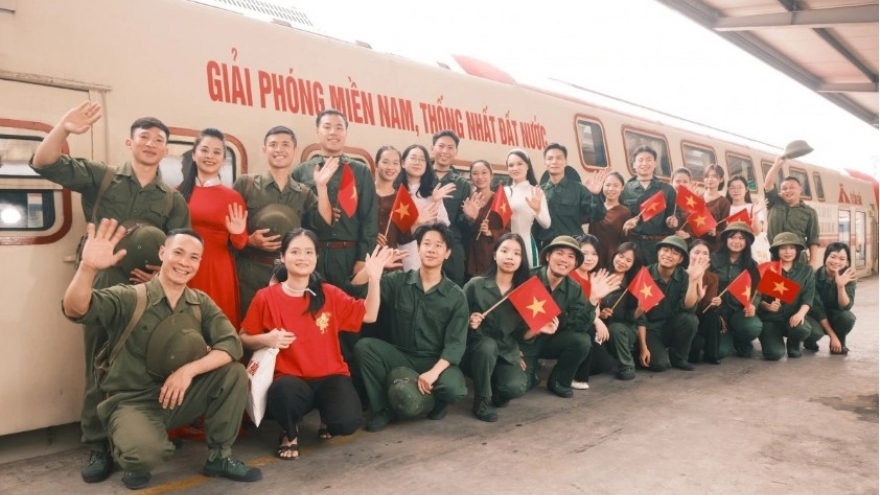 Special train in Hanoi recalls memories of national reunification