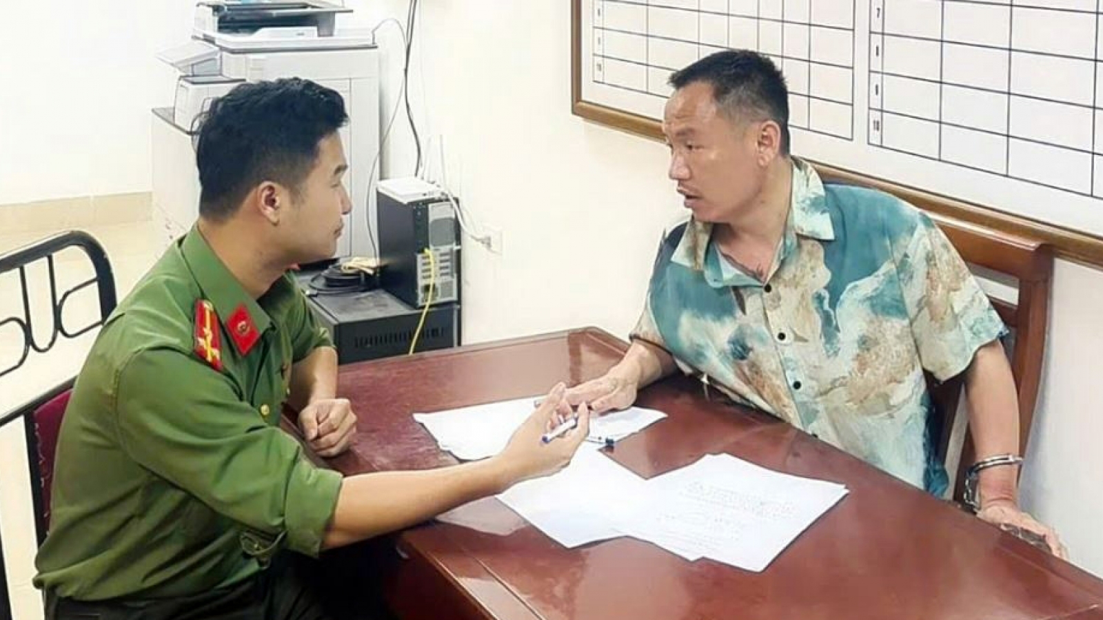 Chinese man arrested after firing gun in Hung Yen traffic collision