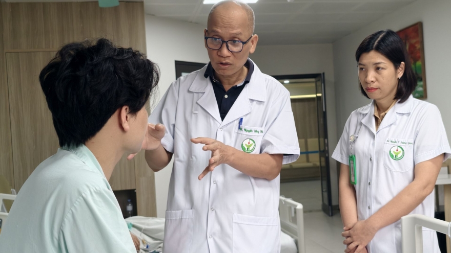 Phẫu thuật rút 2 chiếc đũa đâm xuyên mắt nam thanh niên