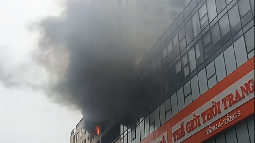 Cháy chung cư ở Hà Nội, lửa bốc ngùn ngụt tại tầng 6