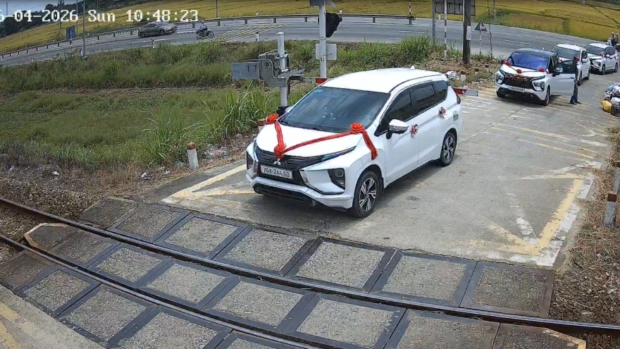 Vượt đèn đỏ đường sắt, tài xế ở Quảng Ngãi bị xử lý