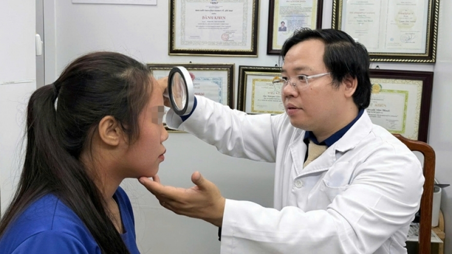 Dùng bộ mỹ phẩm làm trắng mua online, cô gái cầu cứu bác sỹ