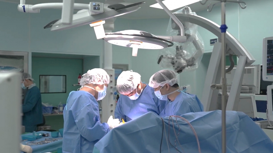 Vinmec kích hoạt quy trình tối khẩn trong đêm, cứu sống bé trai 12 tuổi