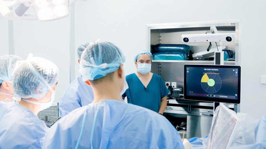 “Hồi sinh” đôi chân nhờ phẫu thuật bằng robot AI tại Vinmec Nha Trang