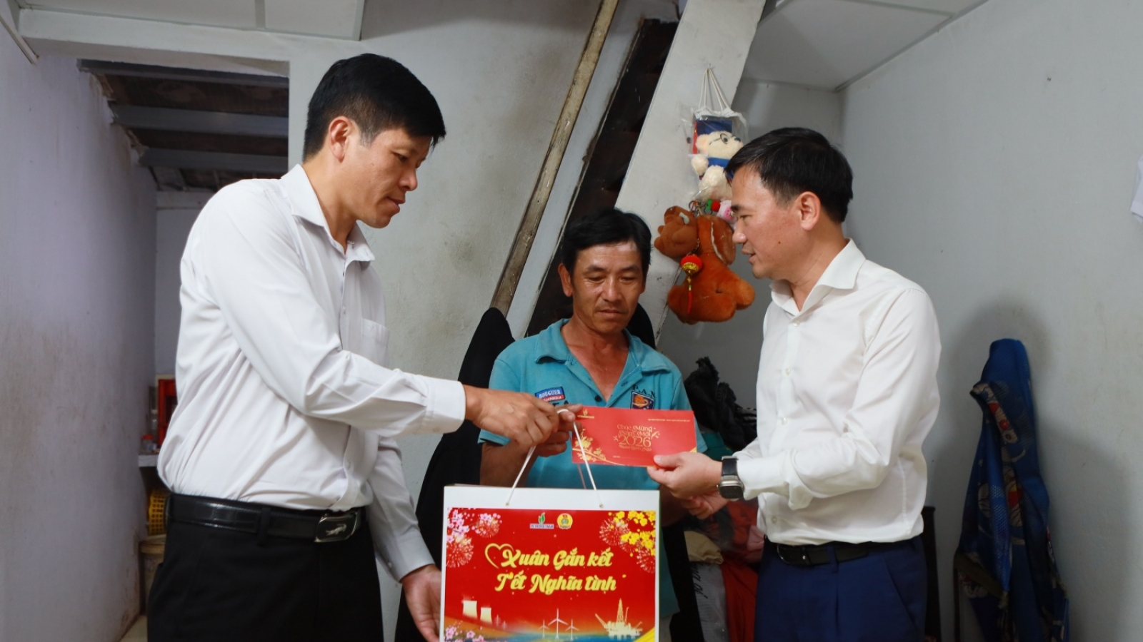 Hành trình “tiếp thêm Tết ấm” của Petrovietnam nơi oằn mình do bão lũ miền Trung