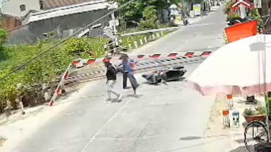 Người đàn ông lao xe máy tông gãy gác chắn khi tàu sắp chạy qua