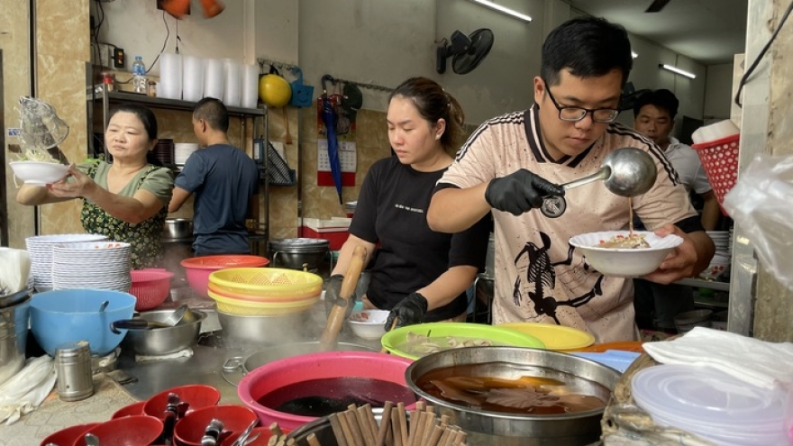 Đĩa cơm, tô phở, ly cà phê lên mức giá mới, gần 60% hàng quán thừa nhận tăng giá