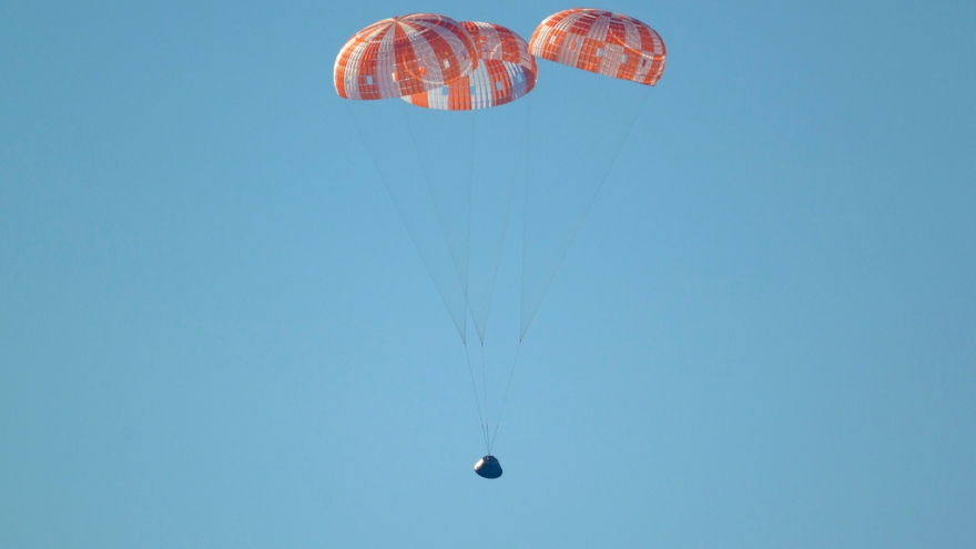 Người Mỹ đổ ra bãi biển Coronado chờ đón phi hành đoàn Artemis II trở về Trái Đất