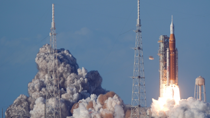 Phi hành gia Artemis II bay quanh Mặt Trăng lần đầu tiên sau hơn nửa thế kỷ