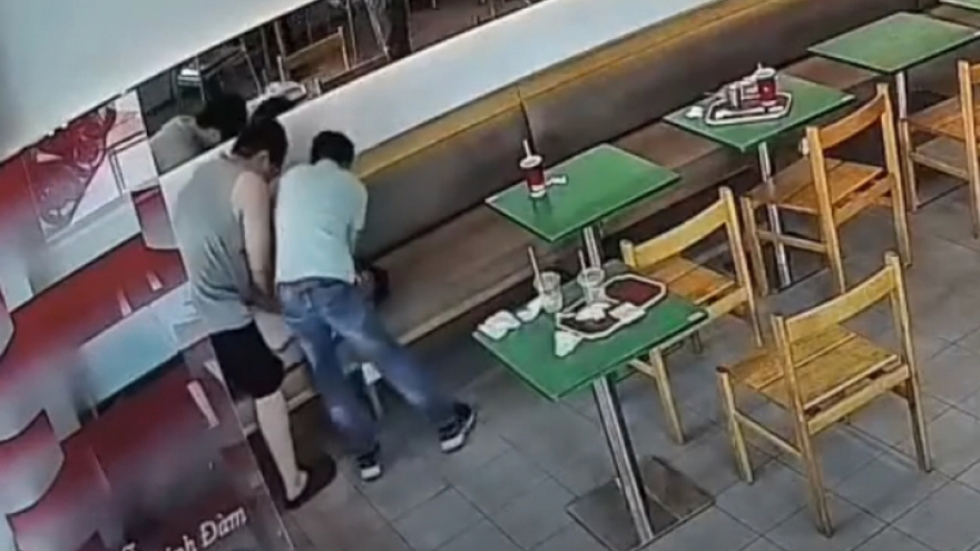 Nam bác sĩ ép tim giữa quán cà phê cứu người đàn ông đột ngột ngừng tim