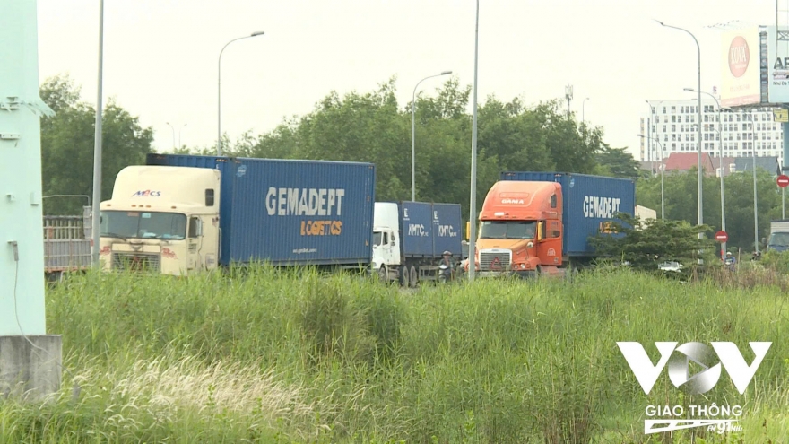 Thiếu bãi đậu xe quanh khu vực cảng, ùn tắc giao thông gia tăng