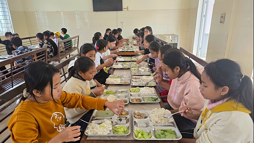 Nghệ An: Yêu cầu công khai đơn vị cung cấp thực phẩm bán trú để phụ huynh giám sát