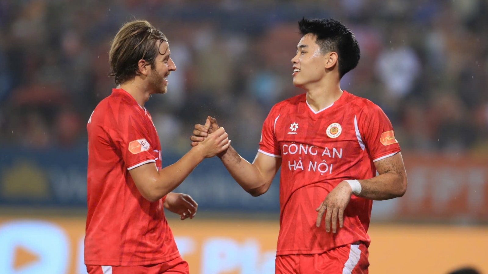 Ghi hattrick bàn thắng, Đình Bắc bay cao trong danh sách vua phá lưới V-League