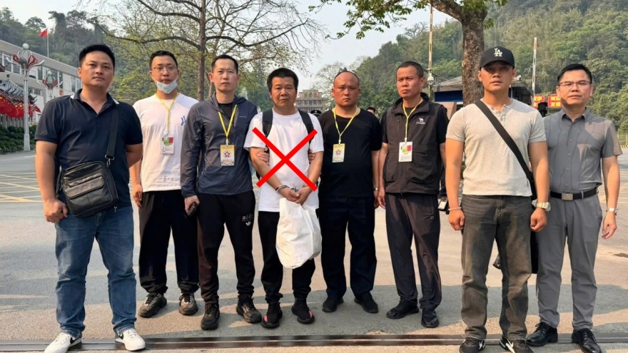 Chuyển giao đối tượng truy nã người Trung Quốc cho công an nước bạn