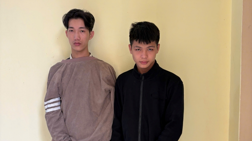 Bắt nóng 2 đối tượng buôn ma túy ngay cổng trường giờ tan học