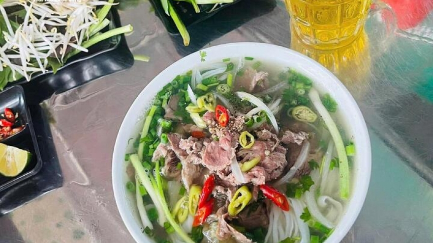 Ăn phở buổi sáng nhưng đừng uống cạn nước phở, bác sĩ chỉ lý do