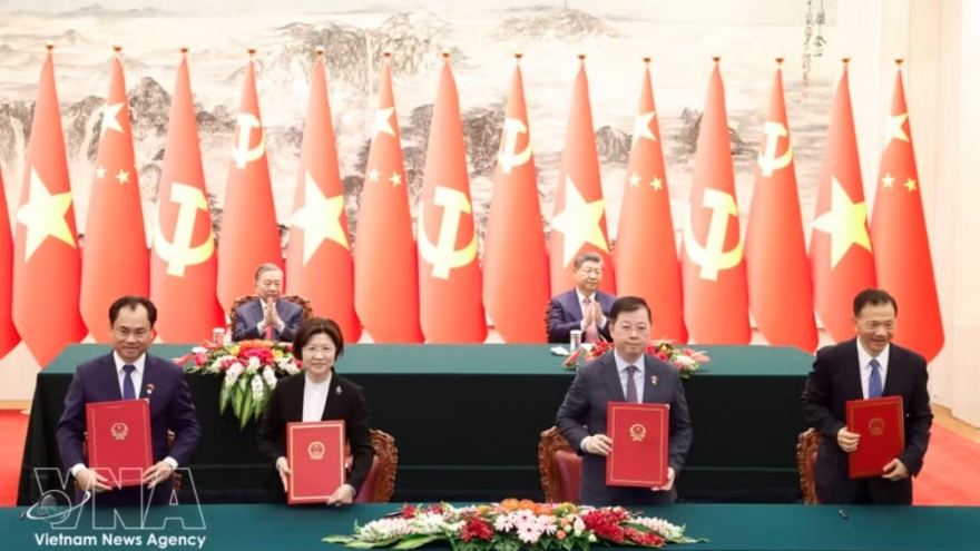 Top Vietnamese, Chinese leaders witness signing of numerous cooperation documents