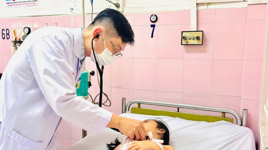 Khuẩn Salmonella khiến hơn 200 học sinh trường Tiểu học Bình Qưới Tây ngộ độc