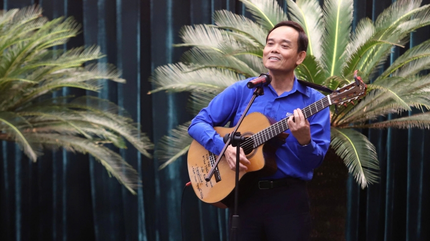 Bí thư Thành uỷ TP.HCM đàn hát trong buổi gặp gỡ với thanh niên