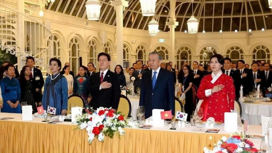 Top leader hosts banquet for RoK President