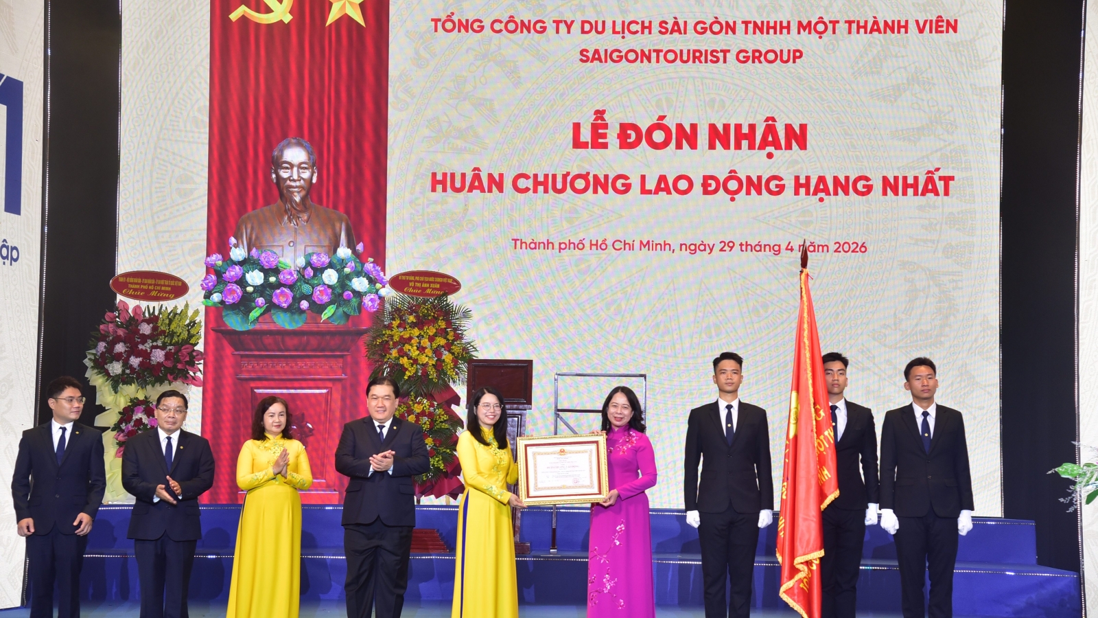 Phó Chủ tịch nước trao Huân chương Lao động hạng Nhất cho Saigontourist