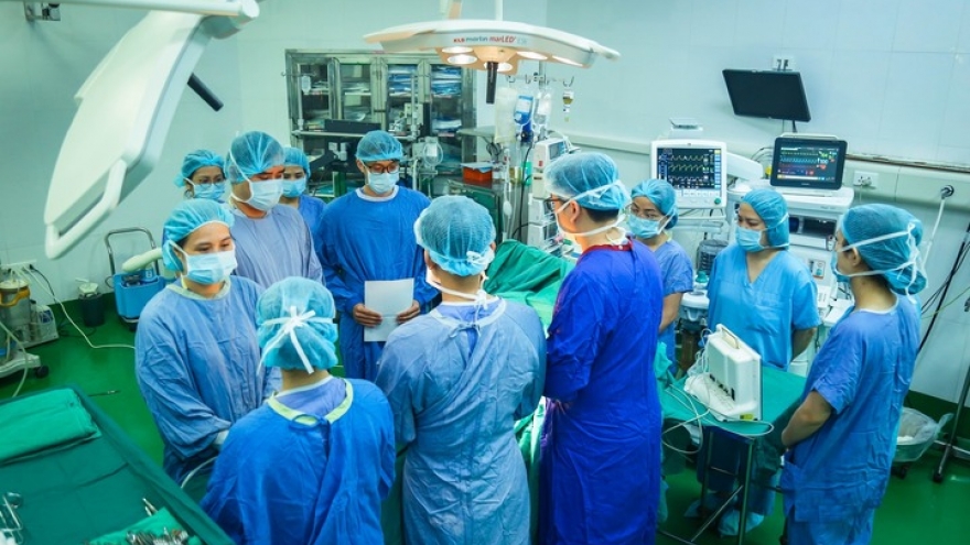 Tiễn biệt cô gái người Anh hiến tạng: Bạn đến như lữ khách, rời đi như người hùng