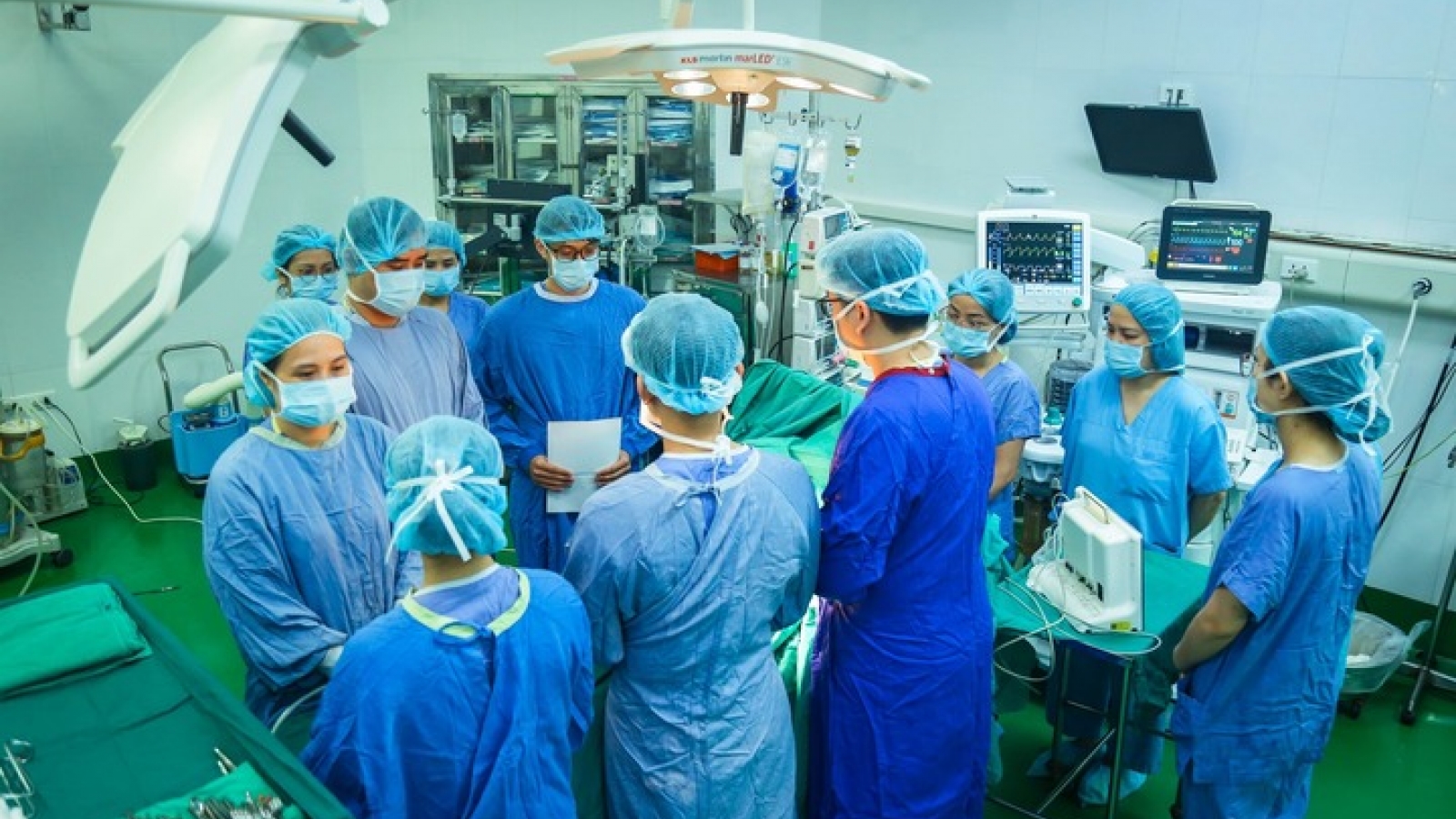 Tiễn biệt cô gái người Anh hiến tạng: Bạn đến như lữ khách, rời đi như người hùng