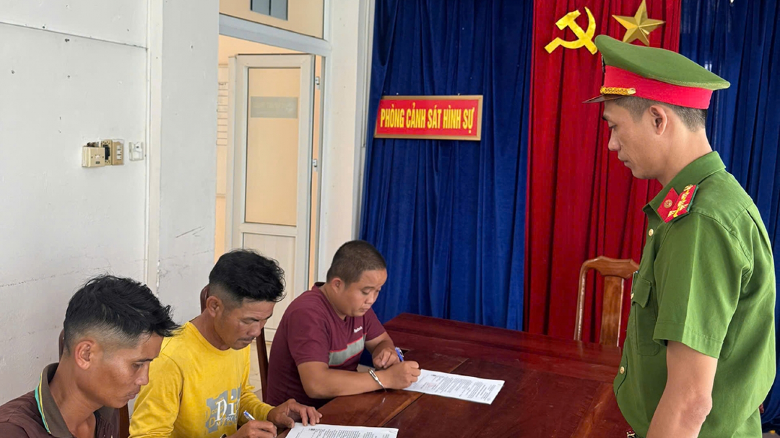 Chỉ vì mâu thuẫn nhỏ, 3 người đánh 1 người bị lún sọ não