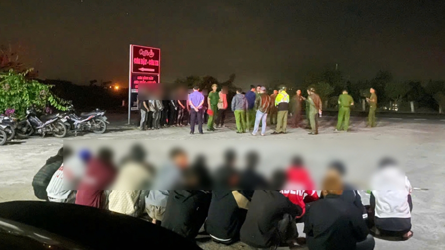 Khởi tố 22 thanh thiếu niên mang bom xăng, dao, rựa đi giải quyết mâu thuẫn