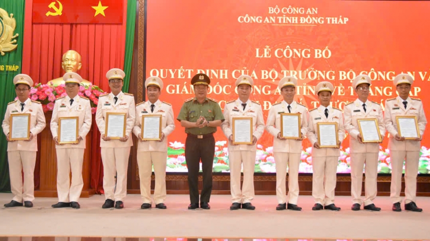 140 sĩ quan công an Đồng Tháp được thăng cấp quân hàm