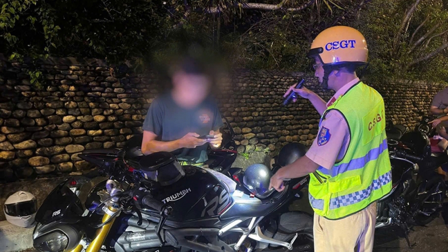 Xử lý nghiêm người nước ngoài đi xe máy vi phạm pháp luật về an toàn giao thông