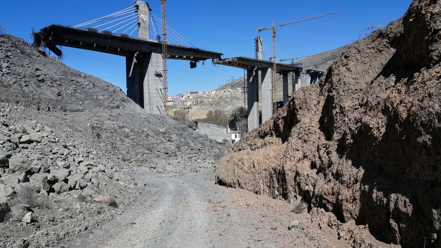 Khoảnh khắc chấn động khi cây cầu lớn nhất Iran bị tấn công