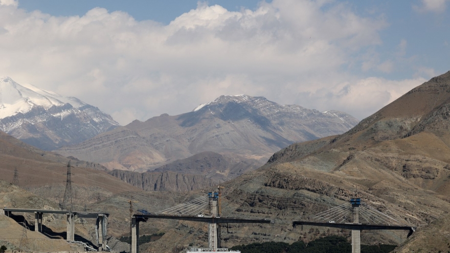 Người dân Iran bàng hoàng sau khi cây cầu lớn nhất nước bị đánh sập