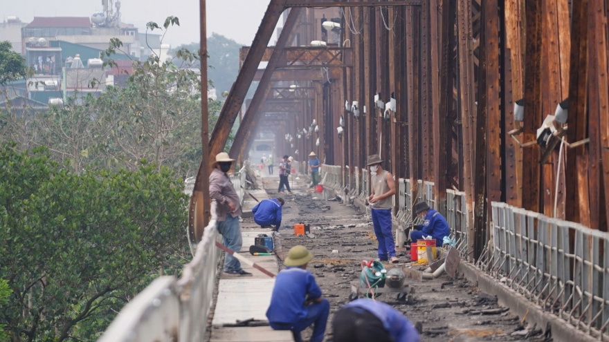 Cầu Long Biên "thay áo mới" khi được đại tu sau nhiều năm