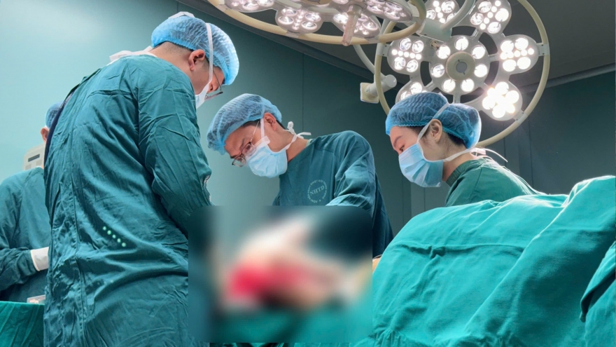 Giữ chân cho cô gái trẻ sau tai nạn do cú chèn ép kinh hoàng của xe tải