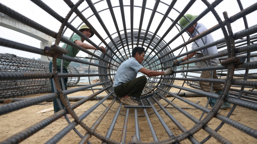 Tập trung máy móc sửa chữa trụ cầu Sông Lô (Phú Thọ) sau sự cố trơ lõi thép