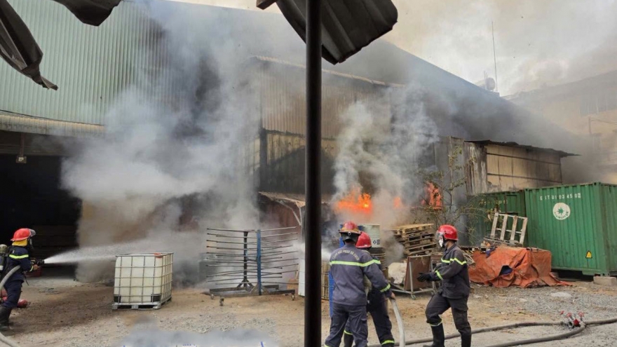 Cháy xưởng gỗ ở TP.HCM, công nhân kịp thời thoát thân