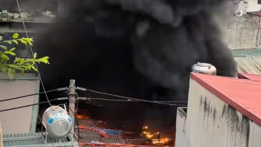 Cháy kho đông lạnh trong ngõ nhỏ Hà Nội, thiêu rụi nhiều xe máy