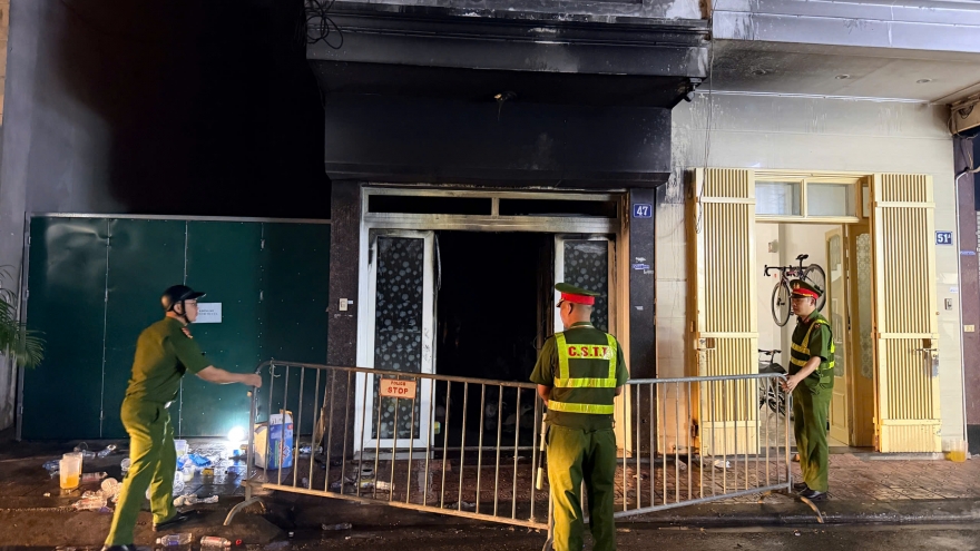 Cháy nhà trên phố Hồng Hà (Hà Nội), 5 người mắc kẹt