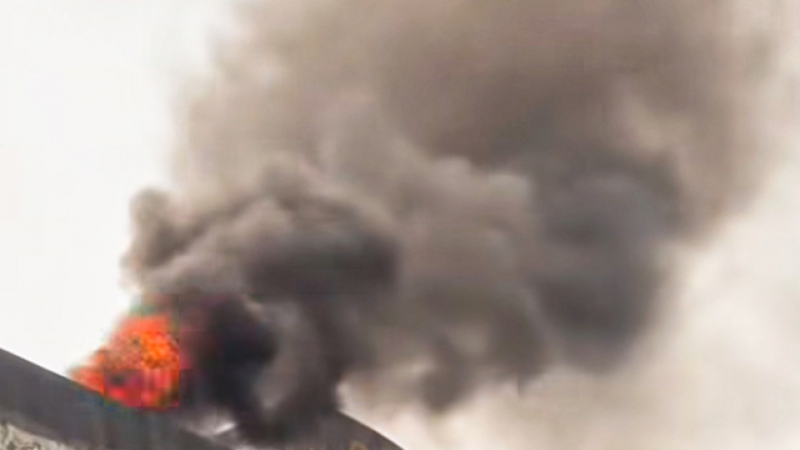 Cháy xe đầu kéo trên Vành đai 3 trên cao, khói đen cuồn cuộn