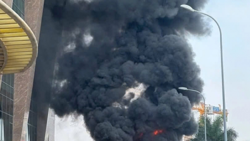 Cháy xe khách ngùn ngụt giữa trung tâm Nha Trang, nhiều người hoảng loạn