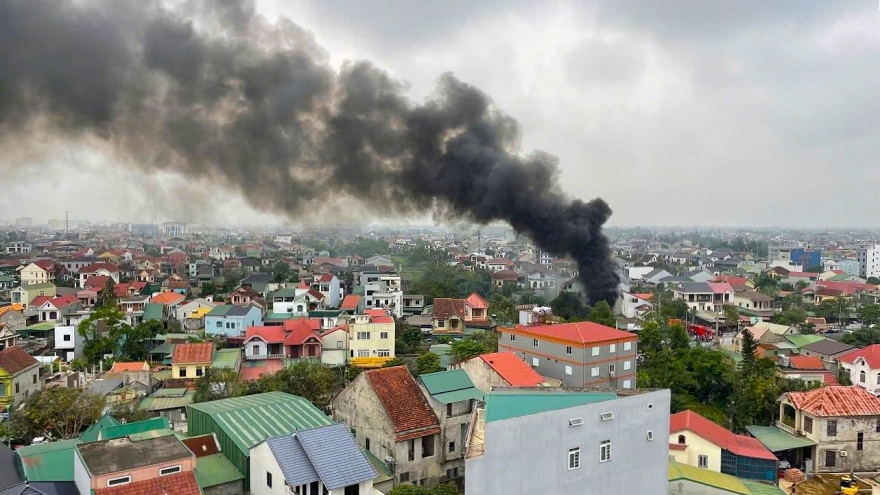 Cháy cửa hàng sửa xe máy ở Nghệ An, cột khói đen bốc cao hàng chục mét