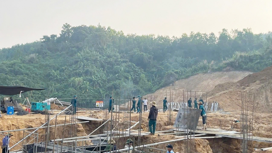 Bộ đội Đà Nẵng ra quân xây dựng trường học nơi biên giới