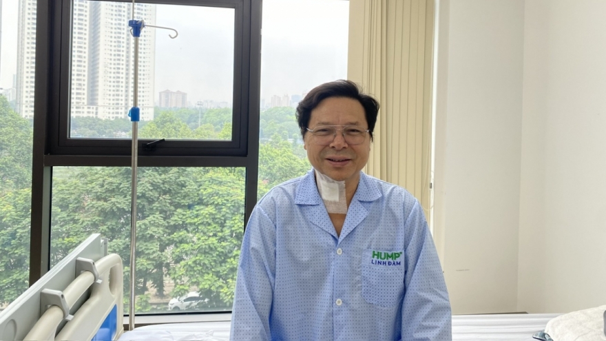 Thói quen cúi đầu kéo dài và những hệ lụy