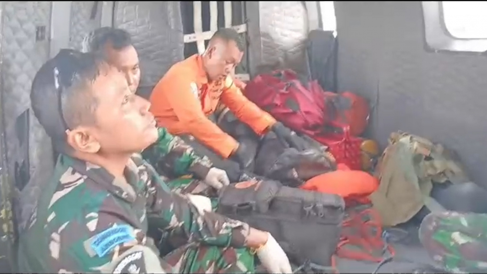 Indonesia tìm thấy mảnh vỡ nghi ngờ của máy bay chở 8 người mất tích
