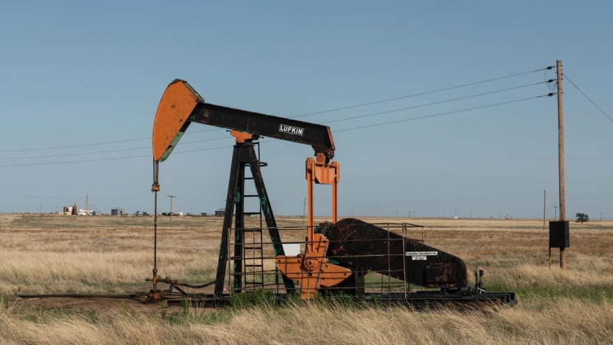 Giá dầu giảm mạnh xuống dưới 100 USD sau thông tin ngừng bắn Mỹ - Iran