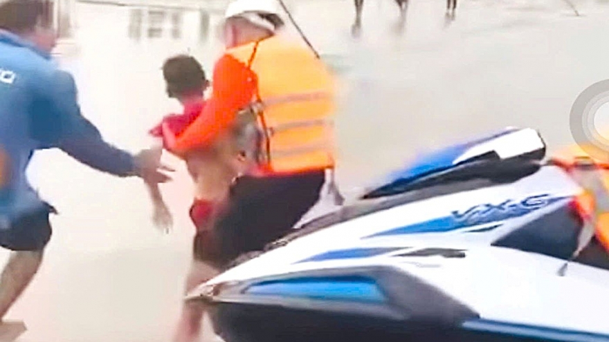 Cứu 2 anh em song sinh bị sóng cuốn ra xa khi tắm biển ở Nghệ An