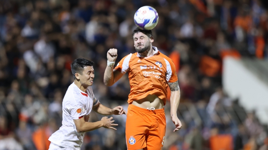 Cuộc đua trụ hạng V-League: Nguy nan nhóm "cầm đèn đỏ"