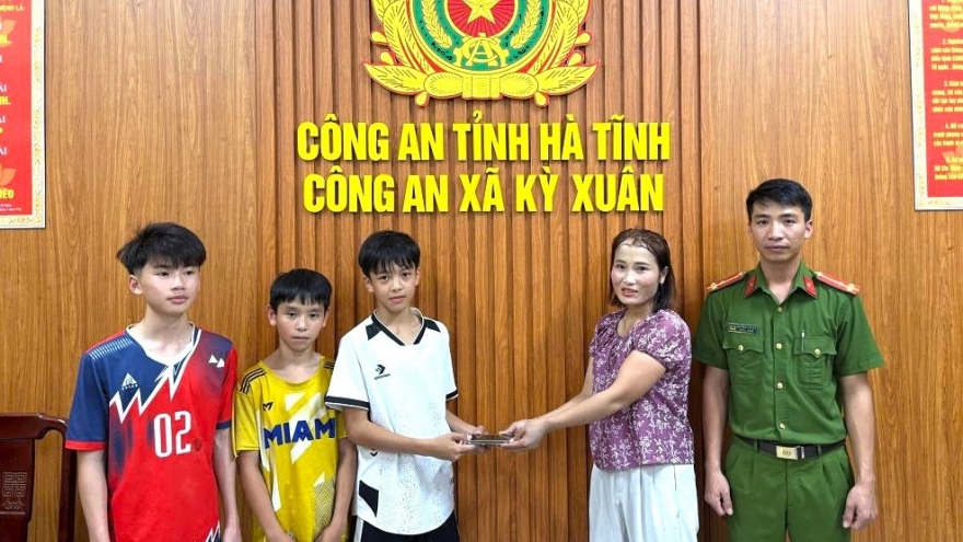 Nhặt được điện thoại, 3 học sinh lớp 8 trình báo công an trả lại người đánh rơi