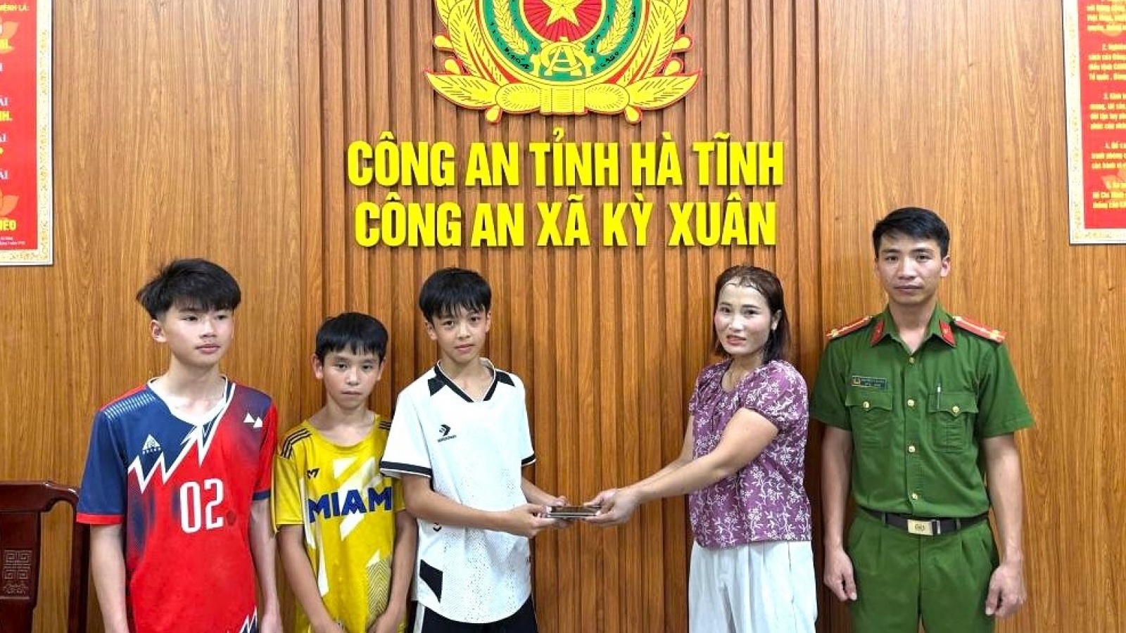 Nhặt được điện thoại, 3 học sinh lớp 8 trình báo công an trả lại người đánh rơi
